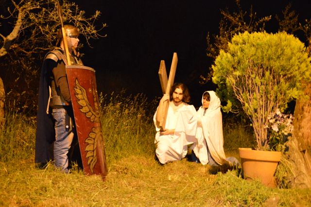Jezus wordt door zijn moeder ondersteunt tijdens de processie op Goede Vrijdag
