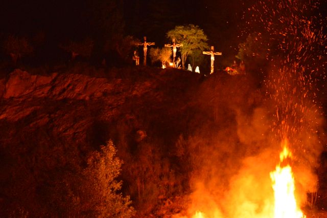 Zeer suggestief moment tijdens de processie op Goede Vrijdag