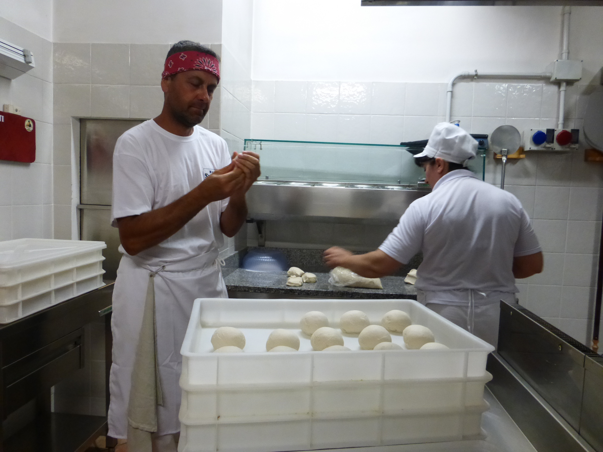 Pizza voorbereiden bij ristorante pizzeria Archibugio in Lugnano