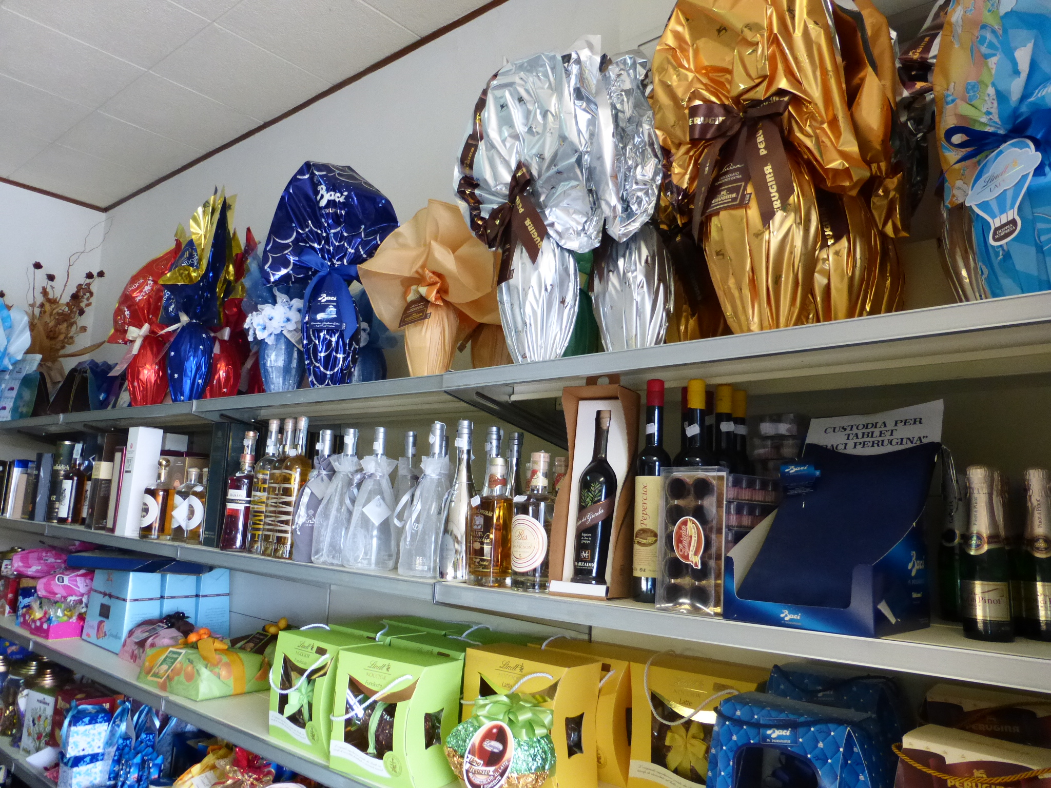 Chocolat eggs and colomba in a bar