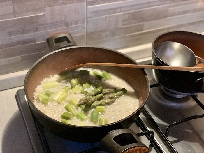 Die Spargelspitze zuletzt zum Risotto geben.