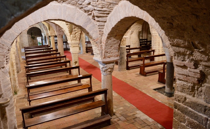Die Krypta der Abtei San Salvatore di Montecorona Die Krypta der Abtei San Salvatore di Montecorona