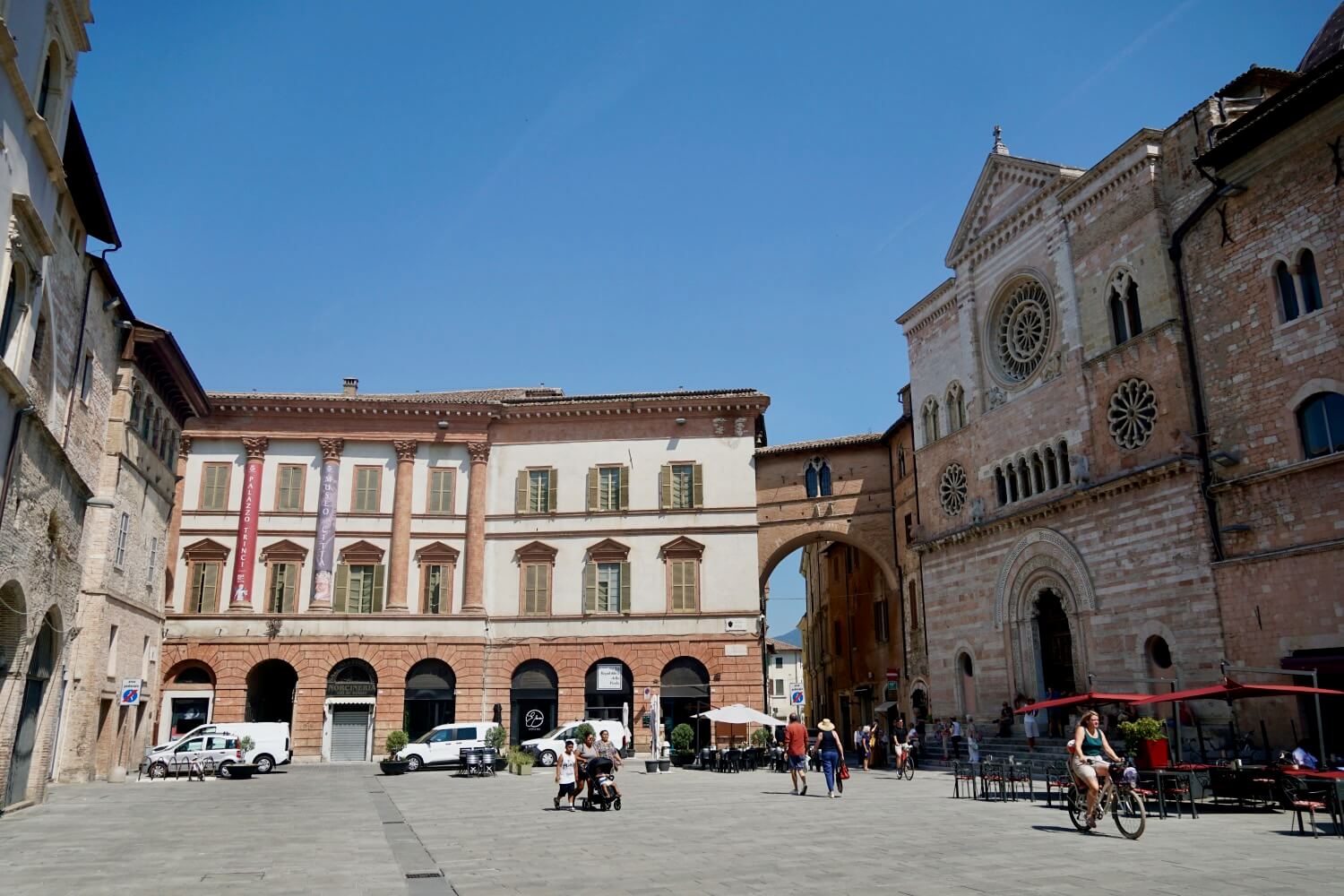 Palazzo Trinci in Foligno: kunst en geschiedenis achter een sobere gevel