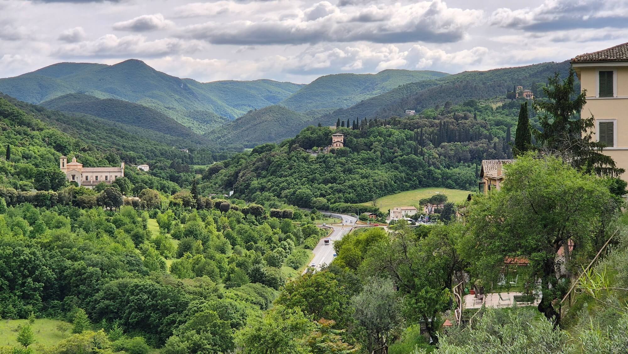 Spoleto, uitzicht vanaf de Ponte delle Torri Spoleto, uitzicht vanaf de Ponte delle Torri