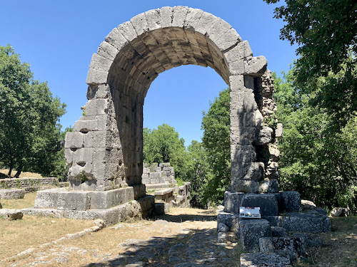 The arch of San Damiano in Carsulae
